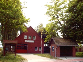 Vor dem Feuerwehrhaus finden sich Bushhaltestelle und Briefkasten